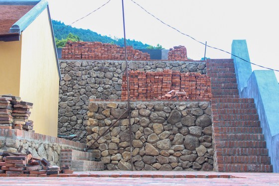 The wall is built in the traditional way, from large monoliths.