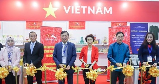 Representatives from Vietnamese and foreign agencies cut ribbons to open Vietnamese booth at Franchising & Licensing Asia (FLAsia) in Singapore. (Photo: VNA) Representatives from Vietnamese and foreign agencies cut ribbons to open Vietnamese booth at Franchising & Licensing Asia (FLAsia) in Singapore. (Photo: VNA)