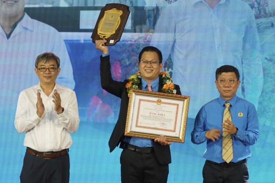 Head of the Fisheries and Biotechnology Research Department of the HCMC Biotechnology Research and Development Center for High Technology Agriculture, Pham Quang Thang gets the Ton Duc Thang Prize. (Photo: SGGP)
