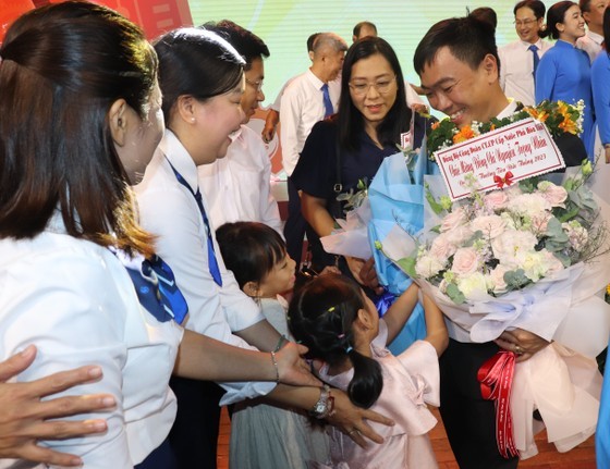 Relatives of Ton Duc Thang Awards&apos; winners attend the ceremony. (Photo: SGGP)