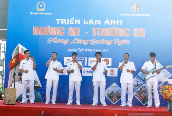 A singing performance by soldiers of the High Command of Navy Region 3 at the opening ceremony of the photo exhibition (Photo: SGGP)