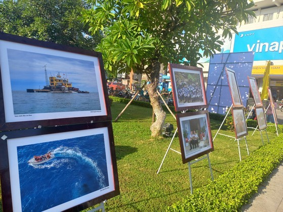 Photos at the display (Photo: SGGP)