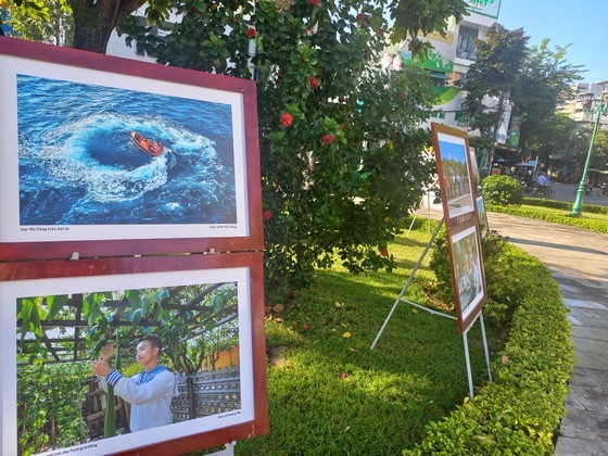 Photos at the display (Photo: SGGP)