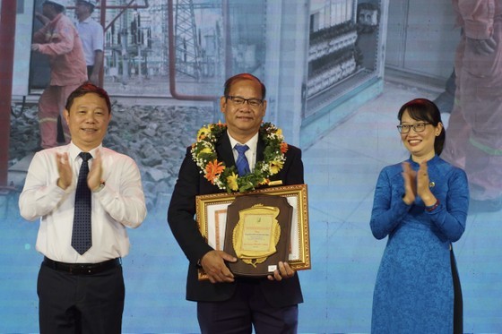 Vice Chairman of the HCMC People’s Committee Duong Anh Duc presents Ton Duc Thang Awards to Nguyen Thanh Phuong, Deputy head of the Technical Department of the Power Transmission Company 4 under the National Power Transmission Corporation (EVNNPT). (Photo: SGGP)