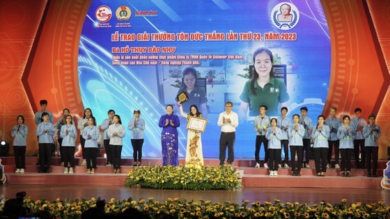 Production manager for food of Unilever Vietnam International Co., Ltd Ho Thuy Bao Nhu receives the Ton Duc Thang Award. (Photo: SGGP)