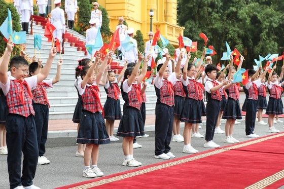 Vietnamese students welcome Kazakh President Kassym-Jomart Tokayev (Photo: SGGP) Vietnamese students welcome Kazakh President Kassym-Jomart Tokayev (Photo: SGGP)