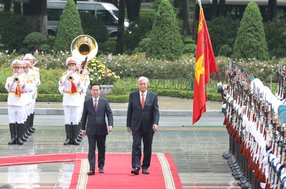 State President Vo Van Thuong (L) receives Kazakh President Kassym-Jomart Tokayev at the Presidential Palace in Hanoi on August 21 (Photo: SGGP) State President Vo Van Thuong (L) receives Kazakh President Kassym-Jomart Tokayev at the Presidential Palace in Hanoi on August 21 (Photo: SGGP)