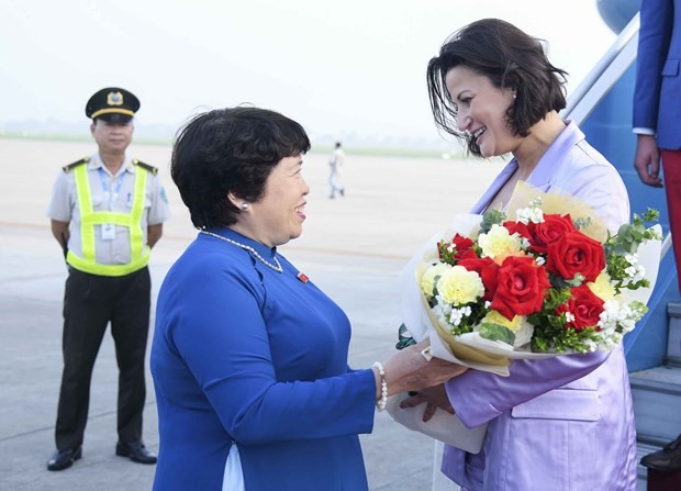 Chairwoman of the National Assembly&apos;s Committee of Social Affairs Nguyen Thuy Anh welcomes President of the Belgian Senate Stephanie D&apos;Hose (right) at Noi Bai Airport on August 21 morning (Photo: quochoi.vn)