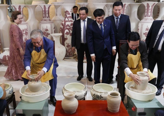 State President Vo Van Thuong and his Kazakh counterpart Kassym-Jomart Tokayev participate in the process of making pottery products. (Photo: SGGP)