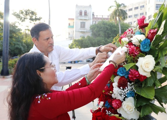 Chairwoman of the municipal People’s Council Nguyen Thi Le offers flowers at the Monument to the National Hero José Marti. (Photo: SGGP)
