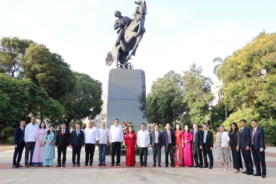 The HCMC delegation offered flowers at the Monument to the National Hero José Marti. (Photo: SGGP)