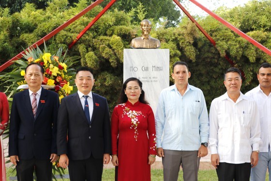 The HCMC delegation offers flowers at President Ho Chi Minh's statue in the capital La Habana. (Photo: SGGP)