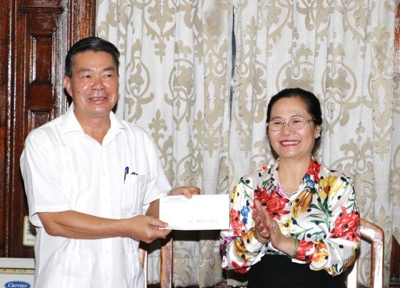 The city’s leaders visits and offers gifts to the Embassy of Vietnam in Cuba. (Photo: SGGP)