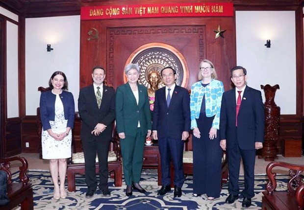 Secretary of the Party Committee of HCMC Nguyen Van Nen (third, right), Australian Minister for Foreign Affairs Penny Wong and delegates at the reception (Photo: VNA) Secretary of the Party Committee of HCMC Nguyen Van Nen (third, right), Australian Minister for Foreign Affairs Penny Wong and delegates at the reception (Photo: VNA)