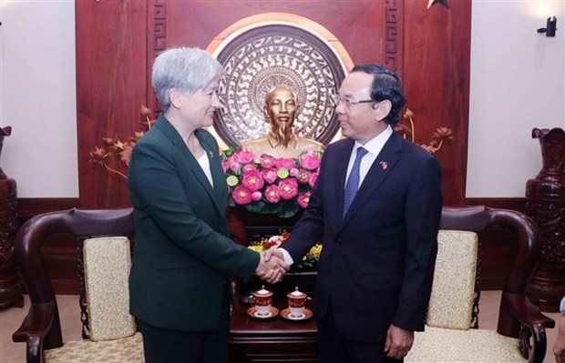 Secretary of the Party Committee of HCMC Nguyen Van Nen (R) shakes hands with Australian Minister for Foreign Affairs Penny Wong (Photo: VNA) Secretary of the Party Committee of HCMC Nguyen Van Nen (R) shakes hands with Australian Minister for Foreign Affairs Penny Wong (Photo: VNA)