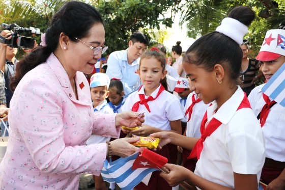 Chairwoman of the HCMC People’s Council Nguyen Thi Le offers gifts to students in Ben Tre Village in Cuba. (Photo: SGGP) Chairwoman of the HCMC People’s Council Nguyen Thi Le offers gifts to students in Ben Tre Village in Cuba. (Photo: SGGP)