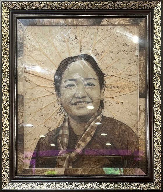 Portrait of female Major General Nguyen Thi Dinh made of dried lotus leaves (Photo: SGGP) Portrait of female Major General Nguyen Thi Dinh made of dried lotus leaves (Photo: SGGP)