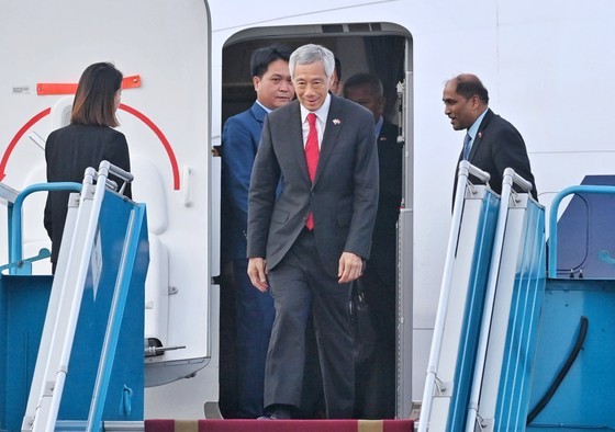 Singapore delegation led by Prime Minister Lee Hsien Loong arrive in Hanoi on August 27 evening. (Photo: SGGP) Singapore delegation led by Prime Minister Lee Hsien Loong arrive in Hanoi on August 27 evening. (Photo: SGGP)