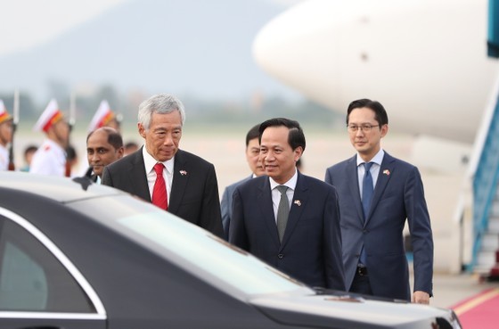 Minister of Labor, Invalids and Social Affairs Dao Ngoc Dung (R) welcomes Singapore Prime Minister Lee Hsien Loong at Noi Bai International Airport. (Photo: SGGP) Minister of Labor, Invalids and Social Affairs Dao Ngoc Dung (R) welcomes Singapore Prime Minister Lee Hsien Loong at Noi Bai International Airport. (Photo: SGGP)