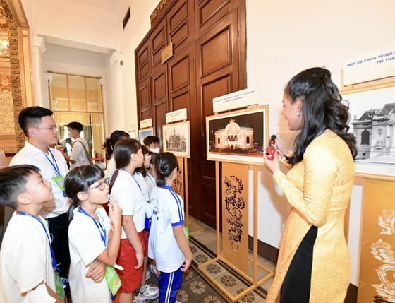 Children visit the headquarters of the People's Committee and People's Council of HCMC on April 30. (Photo: SGGP) Children visit the headquarters of the People's Committee and People's Council of HCMC on April 30. (Photo: SGGP)