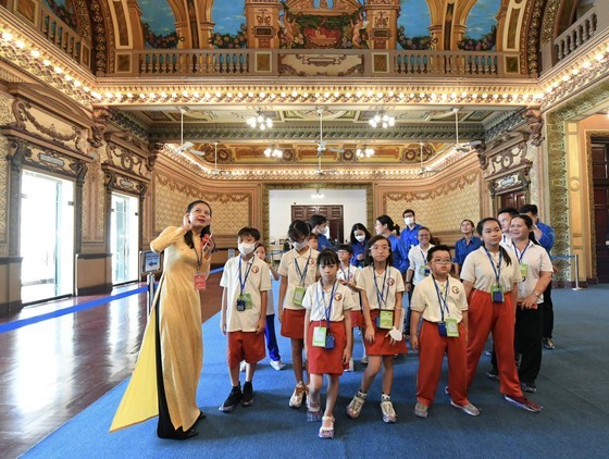 The sightseeing tour of the headquarters of the People's Committee and People's Council of HCMC offers people a glimpse into the 114-year-old- building. (Photo: SGGP) The sightseeing tour of the headquarters of the People's Committee and People's Council of HCMC offers people a glimpse into the 114-year-old- building. (Photo: SGGP)