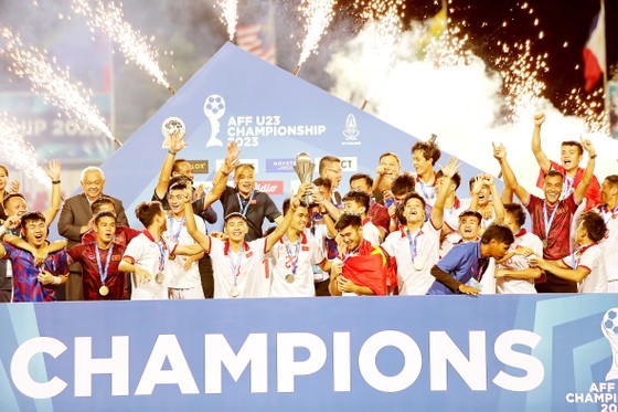 The Vietnam national under-23 team defended their AFF U23 Championship title with a 6-5 victory against Indonesia in penalty shootout in Rayong Stadium, Thailand on August 26 night. (Photo: SGGP) The Vietnam national under-23 team defended their AFF U23 Championship title with a 6-5 victory against Indonesia in penalty shootout in Rayong Stadium, Thailand on August 26 night. (Photo: SGGP)