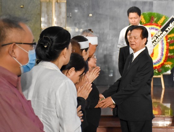 Former Prime Minister Nguyen Tan Dung offers condolences to the family of the late Minister of Education and Training Tran Hong Quan. (Photo: SGGP) Former Prime Minister Nguyen Tan Dung offers condolences to the family of the late Minister of Education and Training Tran Hong Quan. (Photo: SGGP)