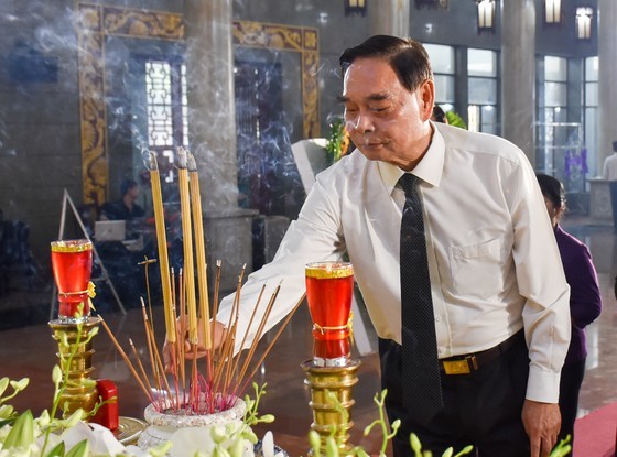 Former Minister of Public Security General Le Hong Anh offers incense to former Minister of Education and Training, Tran Hong Quan. (Photo: SGGP) Former Minister of Public Security General Le Hong Anh offers incense to former Minister of Education and Training, Tran Hong Quan. (Photo: SGGP)