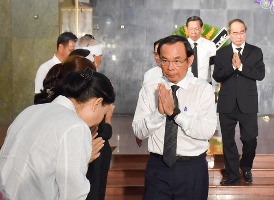 Secretary of the HCMC Party Committee Nguyen Van Nen offers condolences to the family of the late Minister of Education and Training Tran Hong Quan. (Photo: SGGP) Secretary of the HCMC Party Committee Nguyen Van Nen offers condolences to the family of the late Minister of Education and Training Tran Hong Quan. (Photo: SGGP)