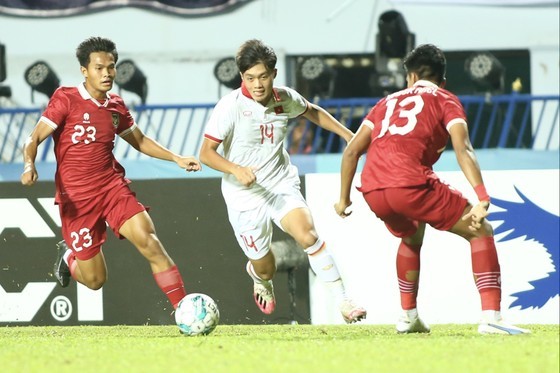 Vietnamese and Indonesian players in the match. (Photo: SGGP) Vietnamese and Indonesian players in the match. (Photo: SGGP)