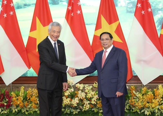 The visit aims to mark the 50th anniversary of Vietnam-Singapore diplomatic relations and the 10th anniversary of the bilateral strategic partnership. (Photo: SGGP)