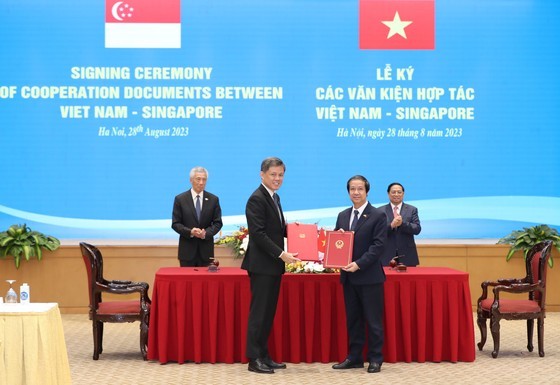 Vietnamese Minister of Education and Training Nguyen Kim Son (R), and Singaporean Minister of Education sign a MoU on cooperation in education. (Photo: SGGP) Vietnamese Minister of Education and Training Nguyen Kim Son (R), and Singaporean Minister of Education sign a MoU on cooperation in education. (Photo: SGGP)