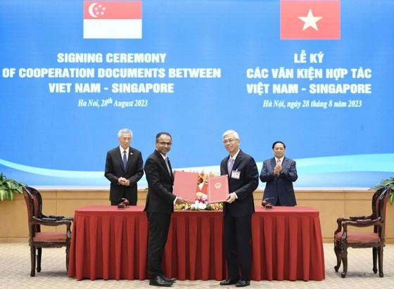 A MoU on promoting sustainable infrastructure development in HCMC is signed by the HCMC People’s Committee and Singapore’s Infrastructure Asia. (Photo: SGGP) A MoU on promoting sustainable infrastructure development in HCMC is signed by the HCMC People’s Committee and Singapore’s Infrastructure Asia. (Photo: SGGP)