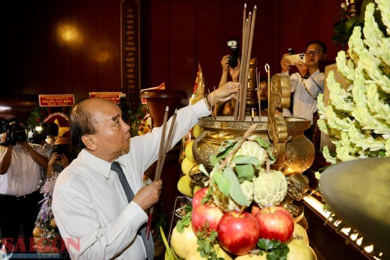 Former State President Nguyen Xuan Phuc offers incense and flowers to commemorate revolutionary martyrs at the Nga Ba Giong War Martyrs Monument in Hoc Mon District.