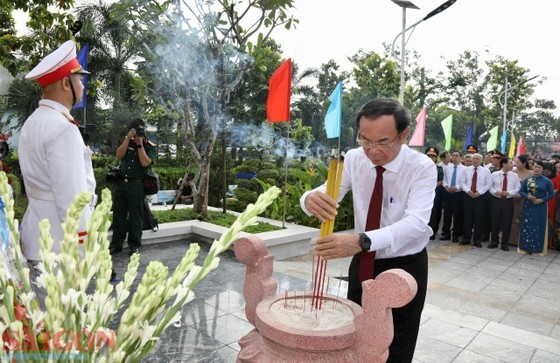 Secretary of the HCMC Party Committee Nguyen Van Nen offers incense to martyrs at Gieng Nuoc Hospital historical site.
