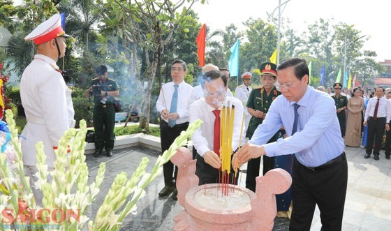 Chairman of the municipal People’s Committee Phan Van Mai pays respect to fallen soldiers.