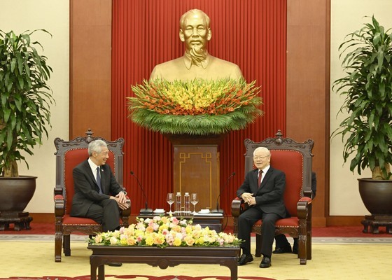 Party General Secretary Nguyen Phu Trong (R) and Singaporean Prime Minister Lee Hsien Loong (Photo: SGGP)