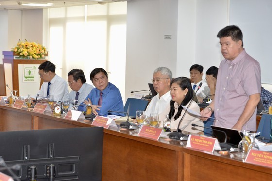 Deputy Director of the HCMC Department of Transport Bui Hoa An speaks at the meeting.