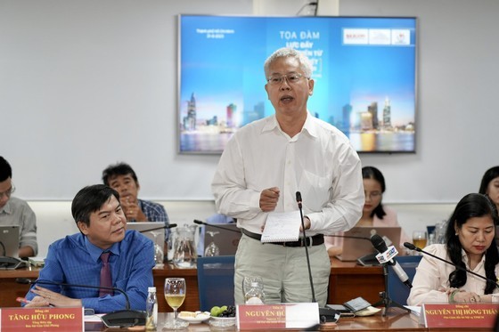 Dr. Nguyen Duc Kien, former head of the economic advisory group of the Prime Minister speaks at the talk. (Photo: SGGP)