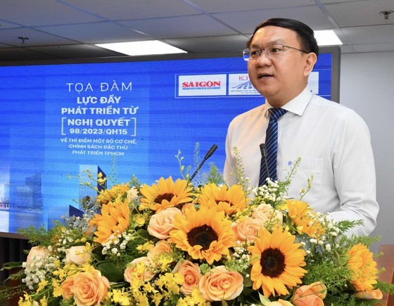 Director of the HCMC Information and Communications Department Lam Dinh Thang speaks at the talk. (Photo: SGGP)