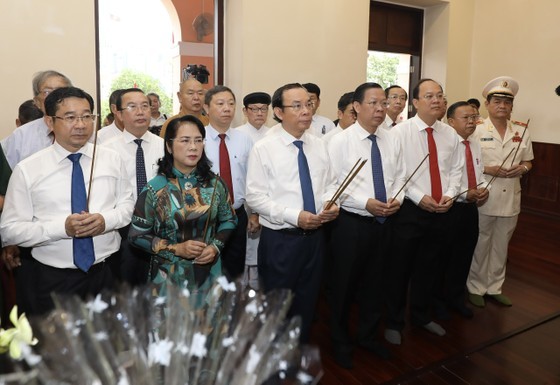 HCMC's leaders offer incenses to late President Ho Chi Minh. (Photo: SGGP) HCMC's leaders offer incenses to late President Ho Chi Minh. (Photo: SGGP)