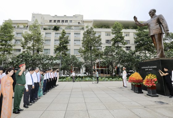 HCMC’s leaders offer flowers at Ho Chi Minh Statue Park in front of the City Hall in Nguyen Hue walking street. (Photo: SGGP) HCMC’s leaders offer flowers at Ho Chi Minh Statue Park in front of the City Hall in Nguyen Hue walking street. (Photo: SGGP)