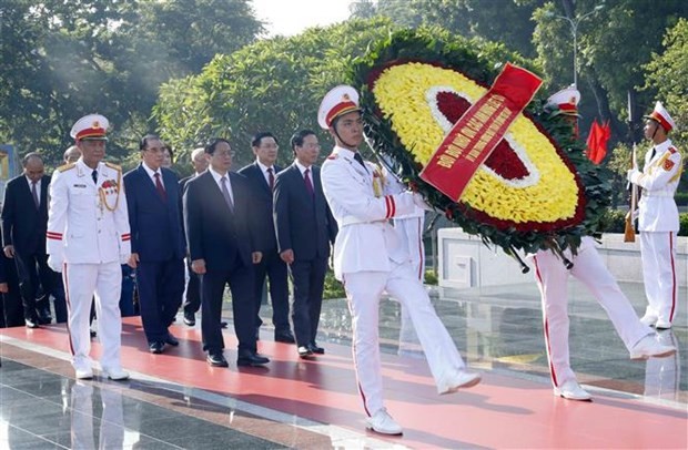 The delegation offers incense and pays tribute to fallen soldiers at the Monument to Heroes and Martyrs on Bac Son street (Photo: VNA) The delegation offers incense and pays tribute to fallen soldiers at the Monument to Heroes and Martyrs on Bac Son street (Photo: VNA)