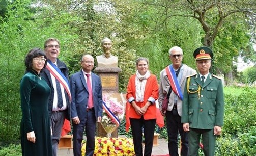 Ambassador Dinh Toan Thang (third, left) and delegates at President Ho Chi Minh’s Monument in Montreau park (Photo: VNA) Ambassador Dinh Toan Thang (third, left) and delegates at President Ho Chi Minh’s Monument in Montreau park (Photo: VNA)