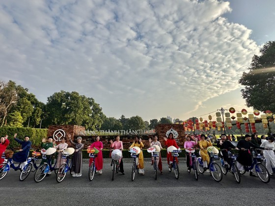 The Ao Dai parade starts at Thang Long Imperial Citadel. (Photo: SGGP)