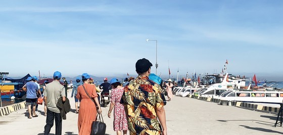 Tourists visit Ly Son island. (Photo: SGGP) Tourists visit Ly Son island. (Photo: SGGP)