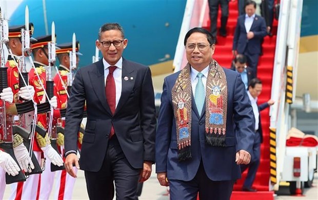 Prime Minister Pham Minh Chinh (right) arrives in Jakarta, Indonesia, on September 4 morning (local time). (Photo: VNA) Prime Minister Pham Minh Chinh (right) arrives in Jakarta, Indonesia, on September 4 morning (local time). (Photo: VNA)