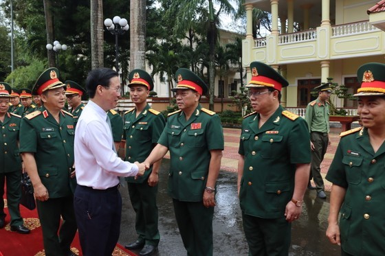 State President Vo Van Thuong meets cadres and officers of the Army Corps 15. (Photo: SGGP)
