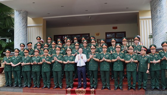 State President Vo Van Thuong and cadres and officers of the Army Corps 15. (Photo: SGGP)