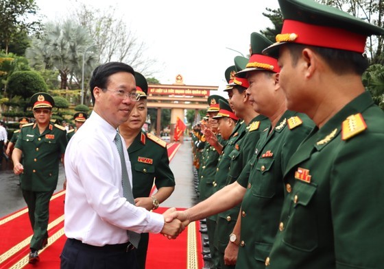 State President Vo Van Thuong meets cadres and officers of the Army Corps 15. (Photo: SGGP)